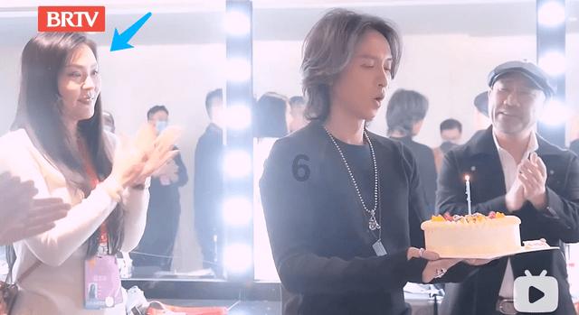 救援矮小的女孩