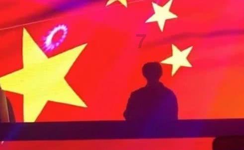 黑龙江一男子买糖葫芦发现有虫，大妈当场吃掉，为何大妈获更多网友的支持？游戏画面